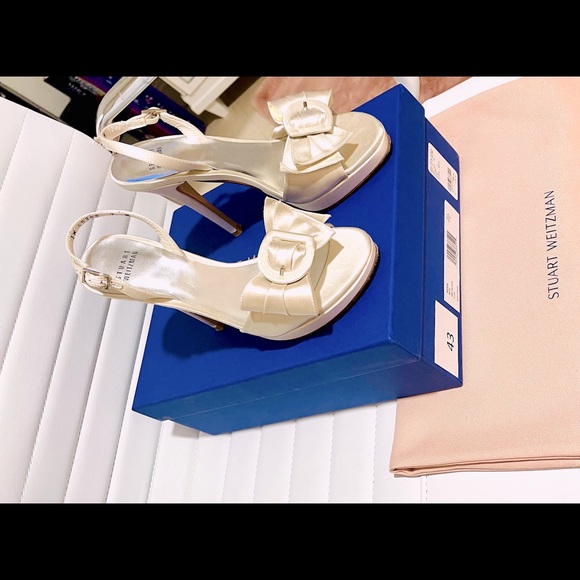 Stuart Weitzman Alesha Bow Pumps. - Picture 2 of 5
